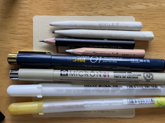 タンタイル（薄茶色の四角い紙）に作品を描きましょう。