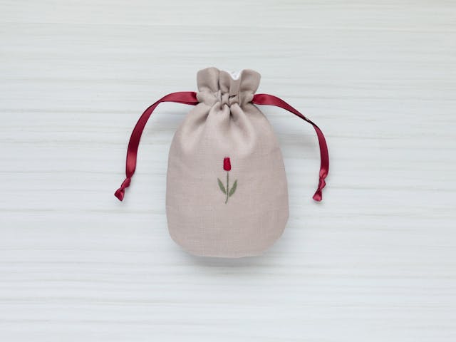 《　大人かわいい！チューリップの刺繍方法から巾着への仕立て方まで　》