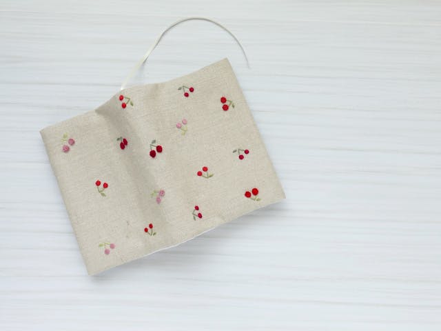 ３種類のステッチで作るさくらんぼのブックカバー