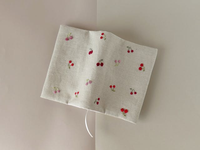 《　手刺繍の温かみを感じるブックカバー　》