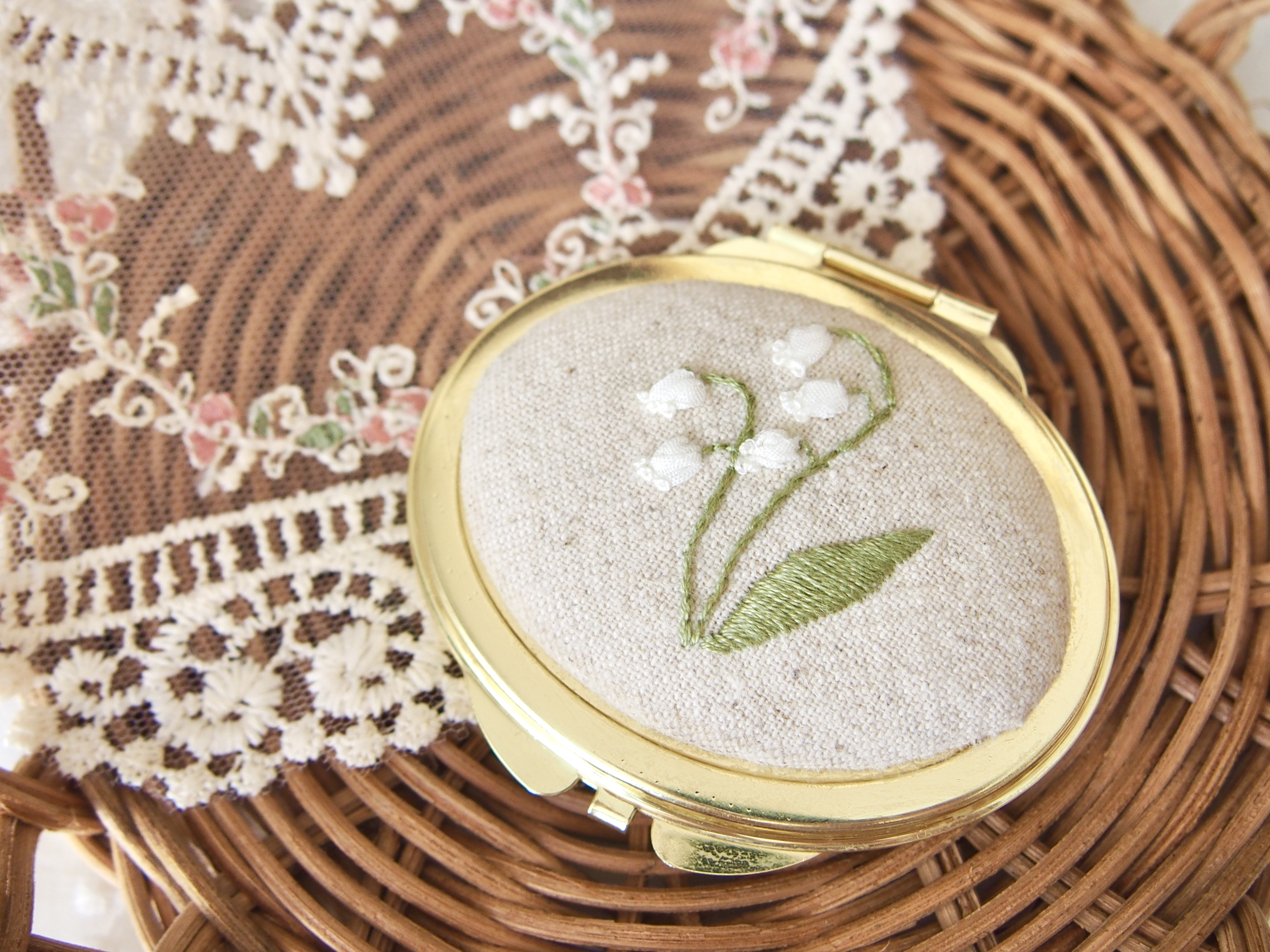 すずらんの刺繍とミラーへの仕立て方レッスン