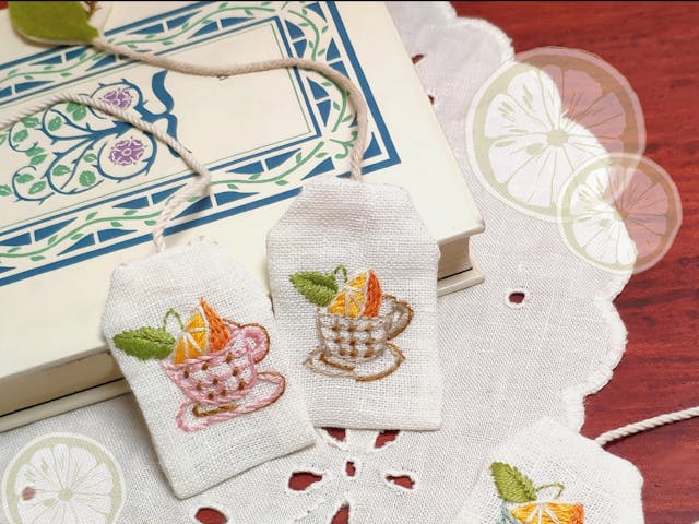 ティーバッグ風＊刺しゅうのブックマーク（元気が出る レトロオレンジティー）