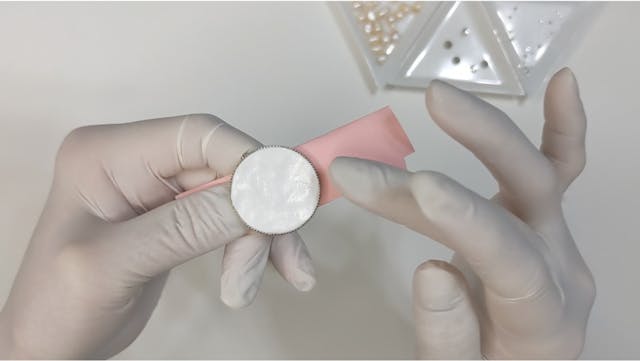 普段使いにもおすすめ！上品にきらめく淡水パールブローチ