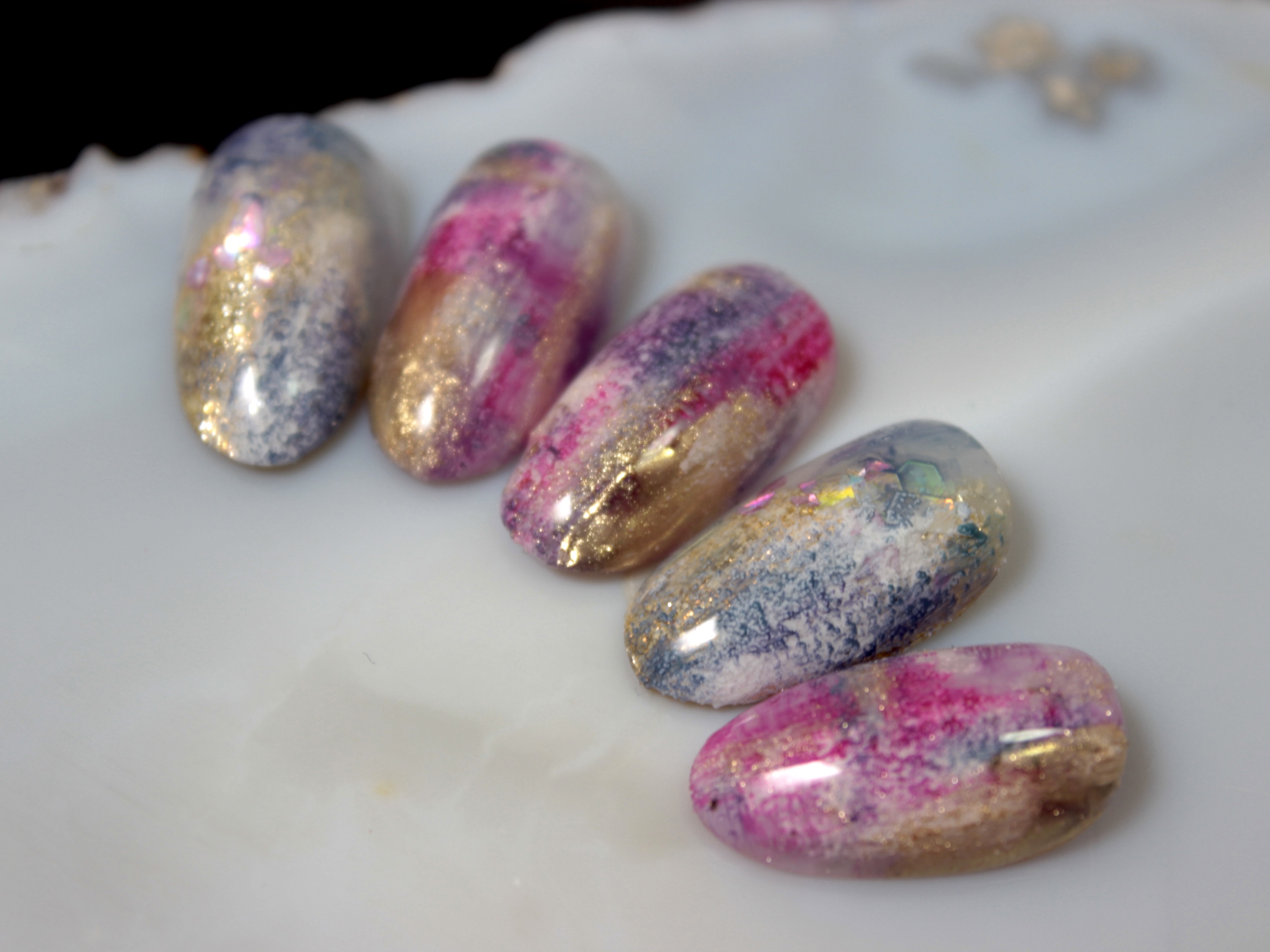 超簡単にできるのに高見え♪メインにもサブにもなっちゃう漆喰ツイードネイルをマスターする