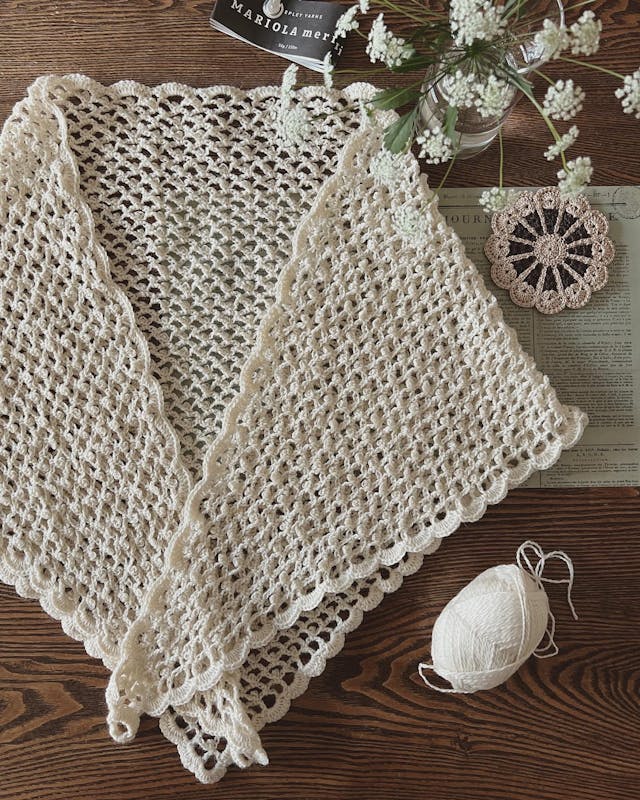 かぎ針編みの三角ショール