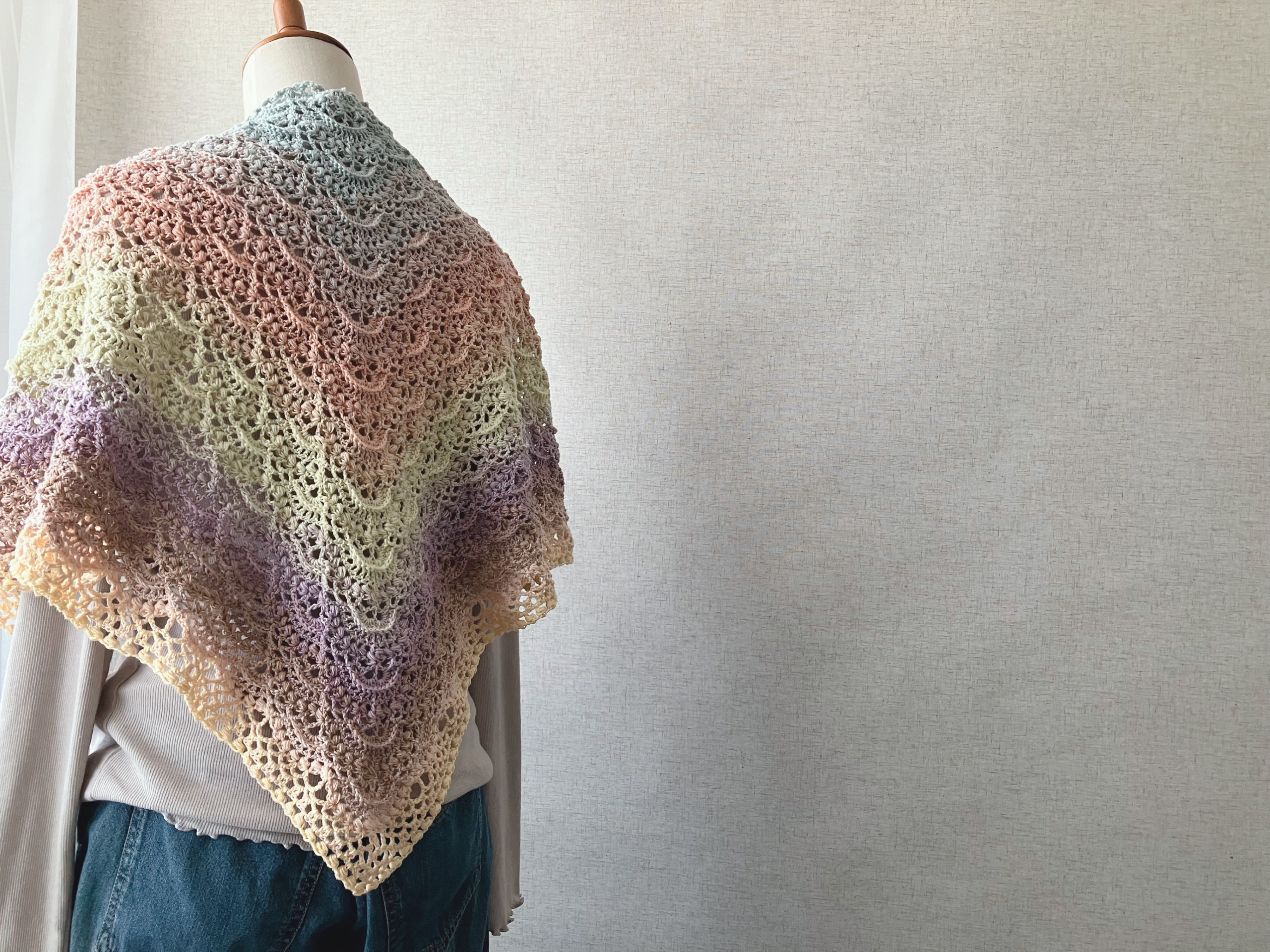 【PDF編み図付き】玉編み扇模様のグラデーション三角ストールの編み方