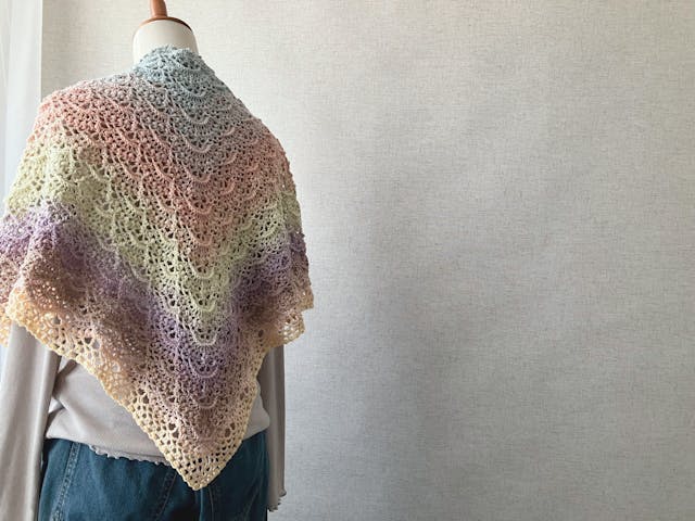 【PDF編み図付き】玉編み扇模様のグラデーション三角ストールの編み方