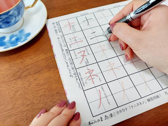 ３つのステップであなたも美文字に！ 『ナニヌネノ』の書き方 (お手本入り練習用紙をダウンロードできます)