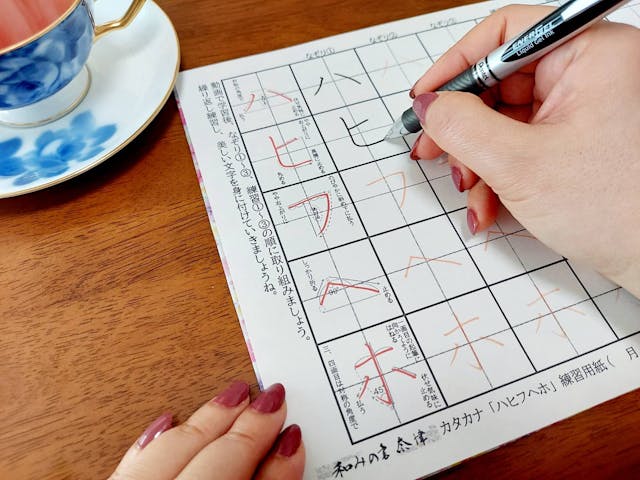 ３つのステップであなたも美文字に！ 『ハヒフヘホ』の書き方 (お手本入り練習用紙をダウンロードできます)