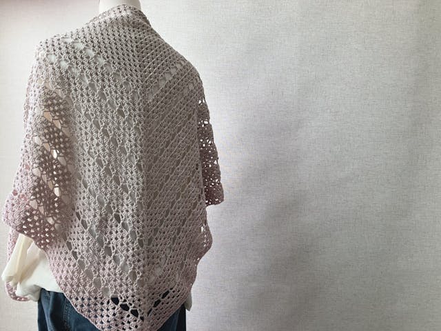 【PDF編み図付き】シンプル透かし柄の三角ストールの編み方