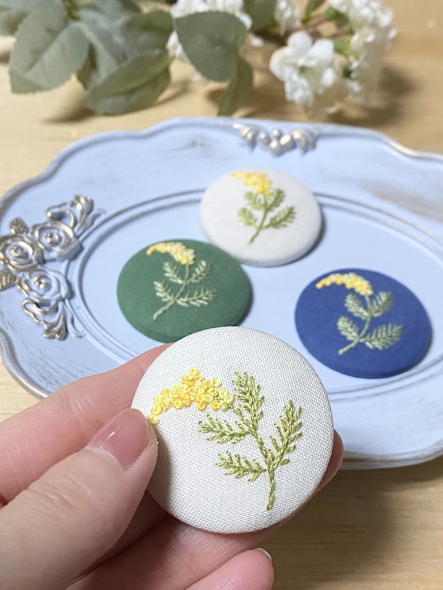 3つのステッチで作るミモザの刺繍ブローチ♪