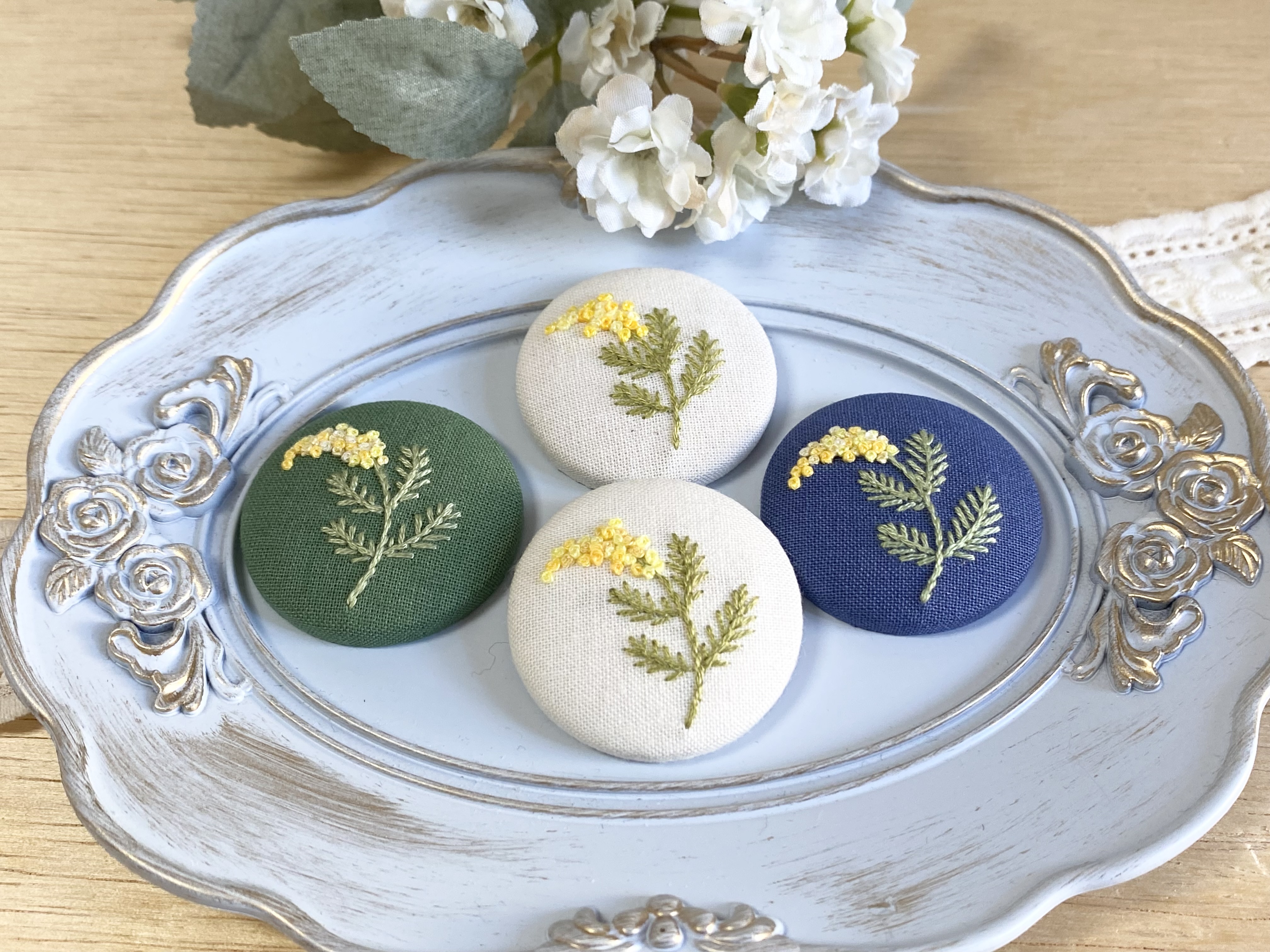 ミモザの刺繍ブローチの作り方