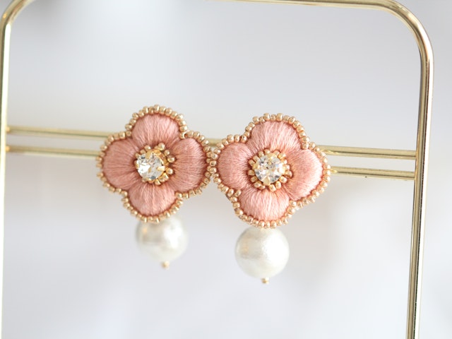ふっくらキラキラとしたお花のアクセサリーが作れる！～初めての刺繍アクセサリーレッスン～の紹介画像1