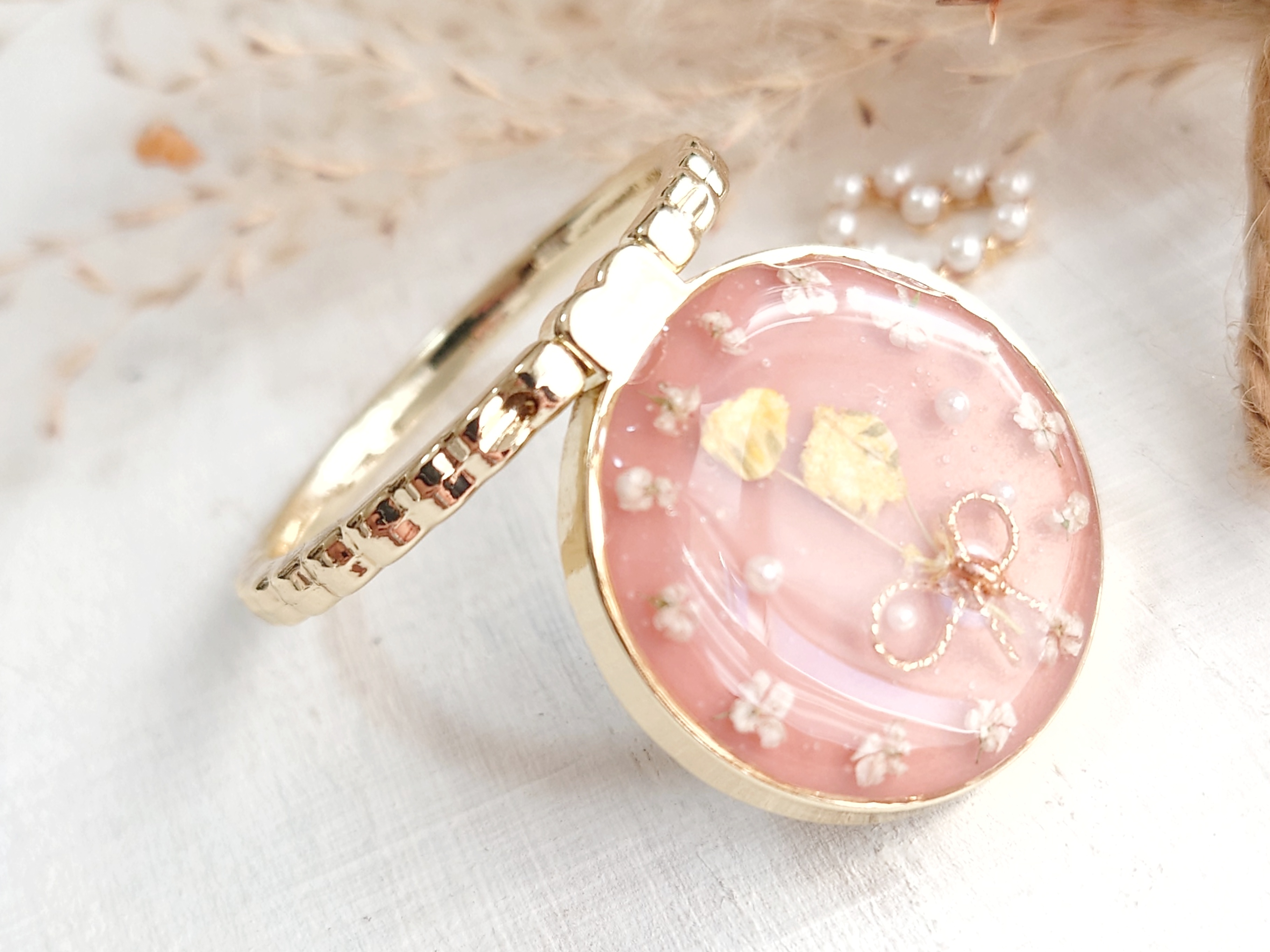 【レジンで作る】簡単お花のスマホリングの作り方