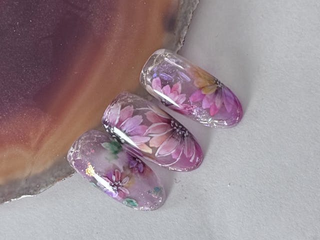 ジェルで簡単フラワーアート筆の使い方から応用まで、サロンワークで使える基本技術