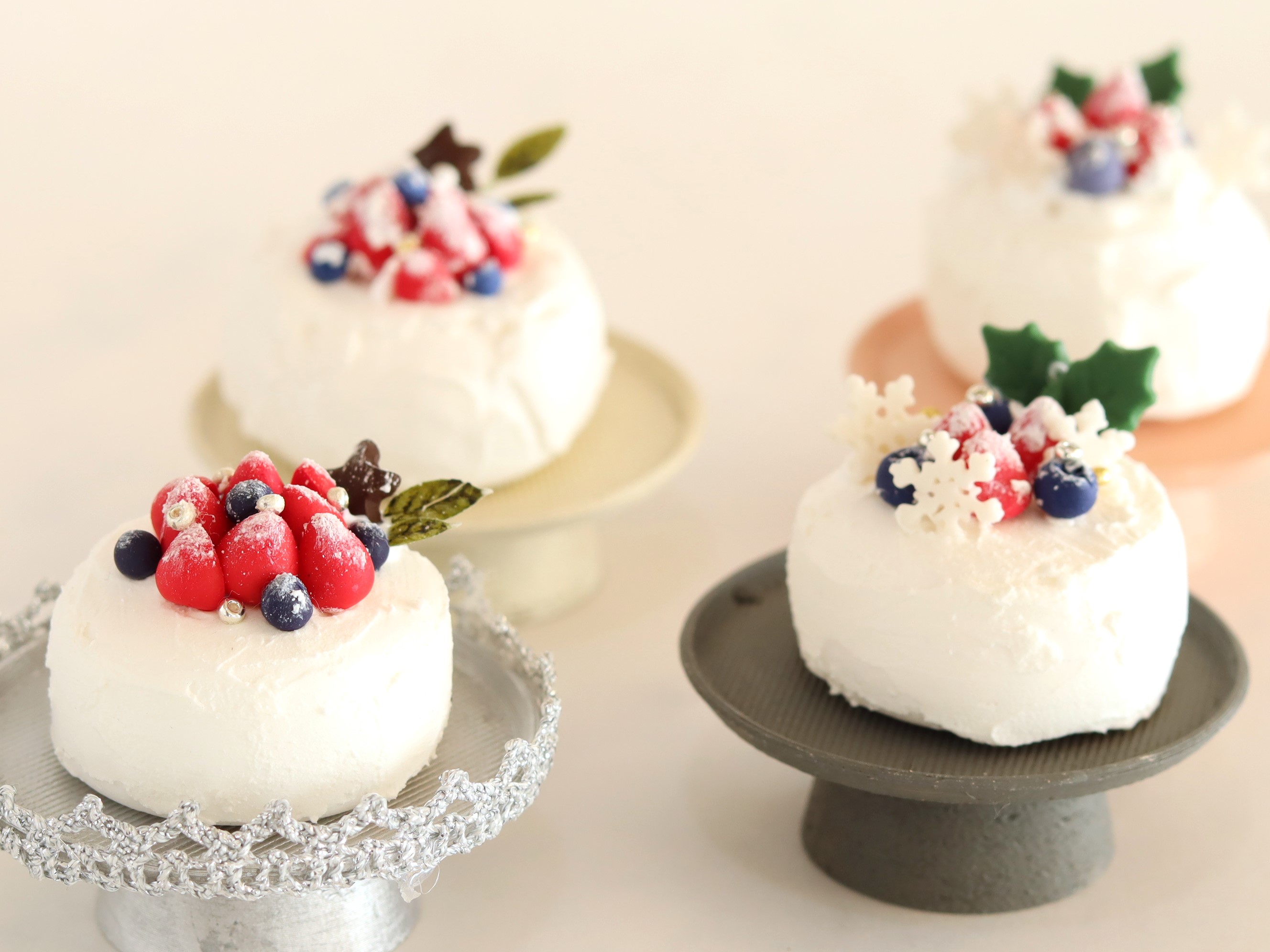 ≪100均グッズで簡単＆かわいいミニチュア≫　いちごとブルーベリーのホールケーキの作り方