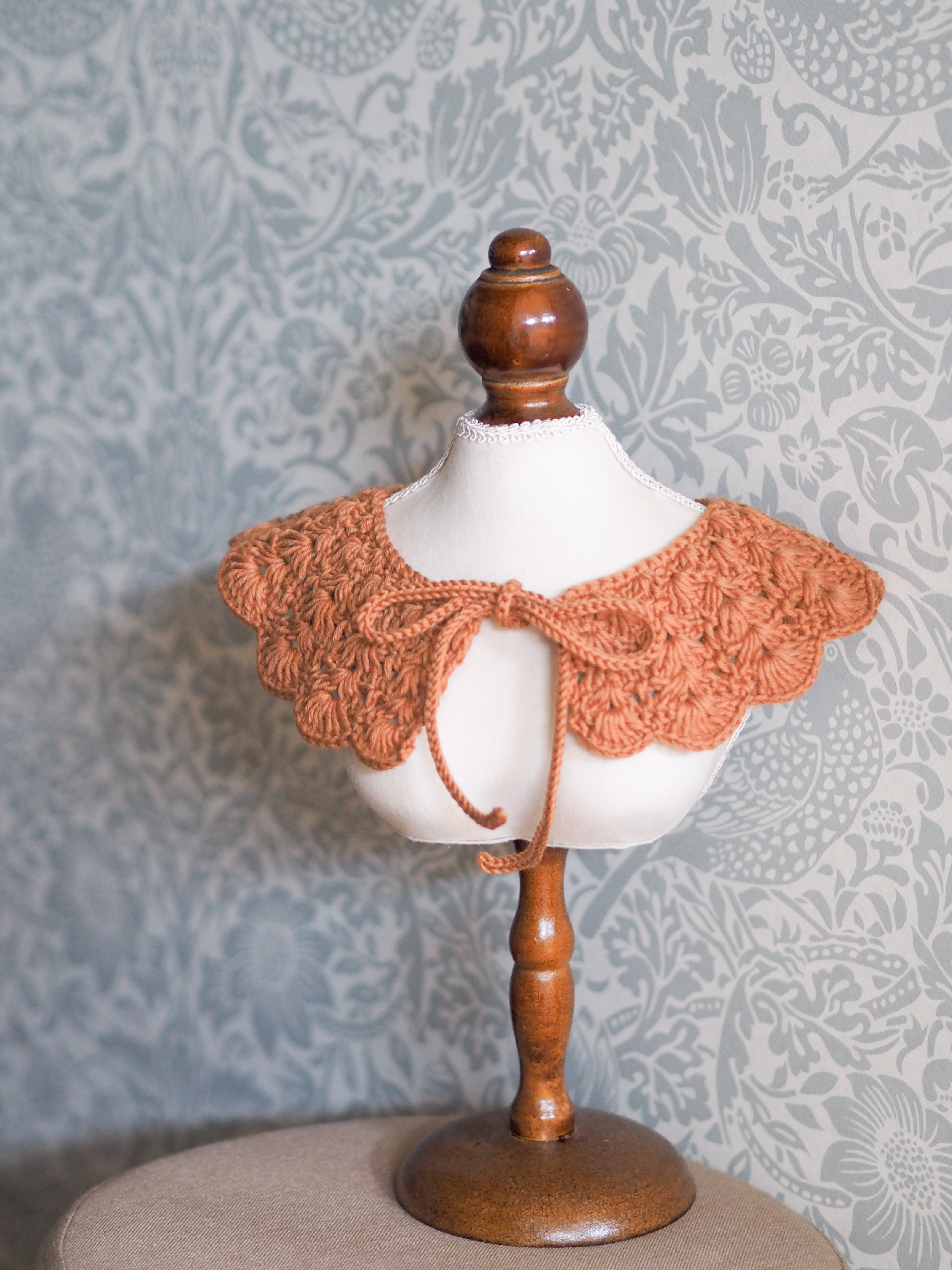 かぎ針で編むフラワーつけ襟スタイの編み方