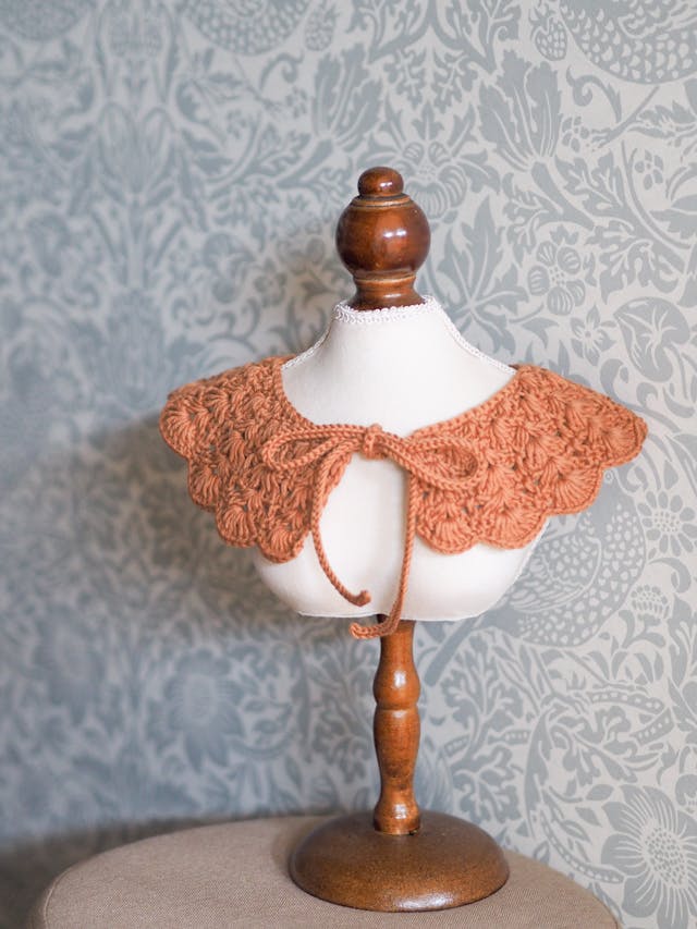 かぎ針で編むフラワーつけ襟スタイの編み方