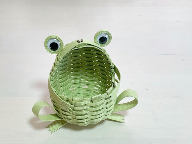 紙バンドでつくる カエルちゃんバスケット