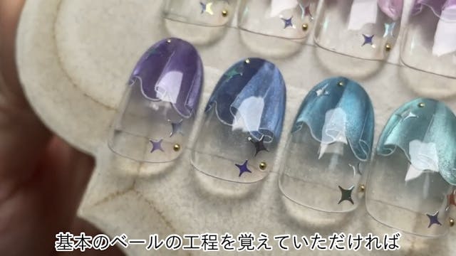 複雑に重なり合うベールを描きます