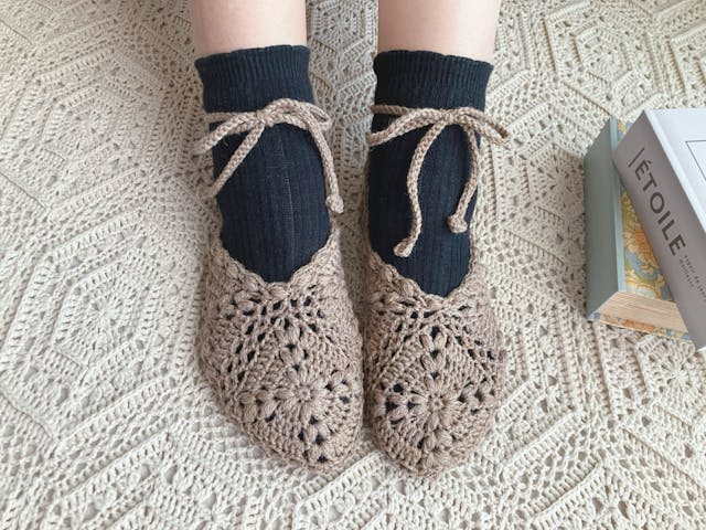 【PDF編み図付き】玉編みモチーフ繋ぎのルームシューズの作り方