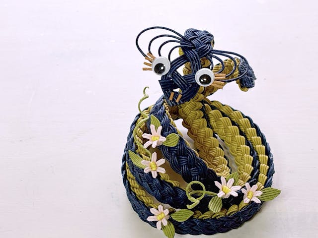 紙バンドでつくる 巳年の干支飾り