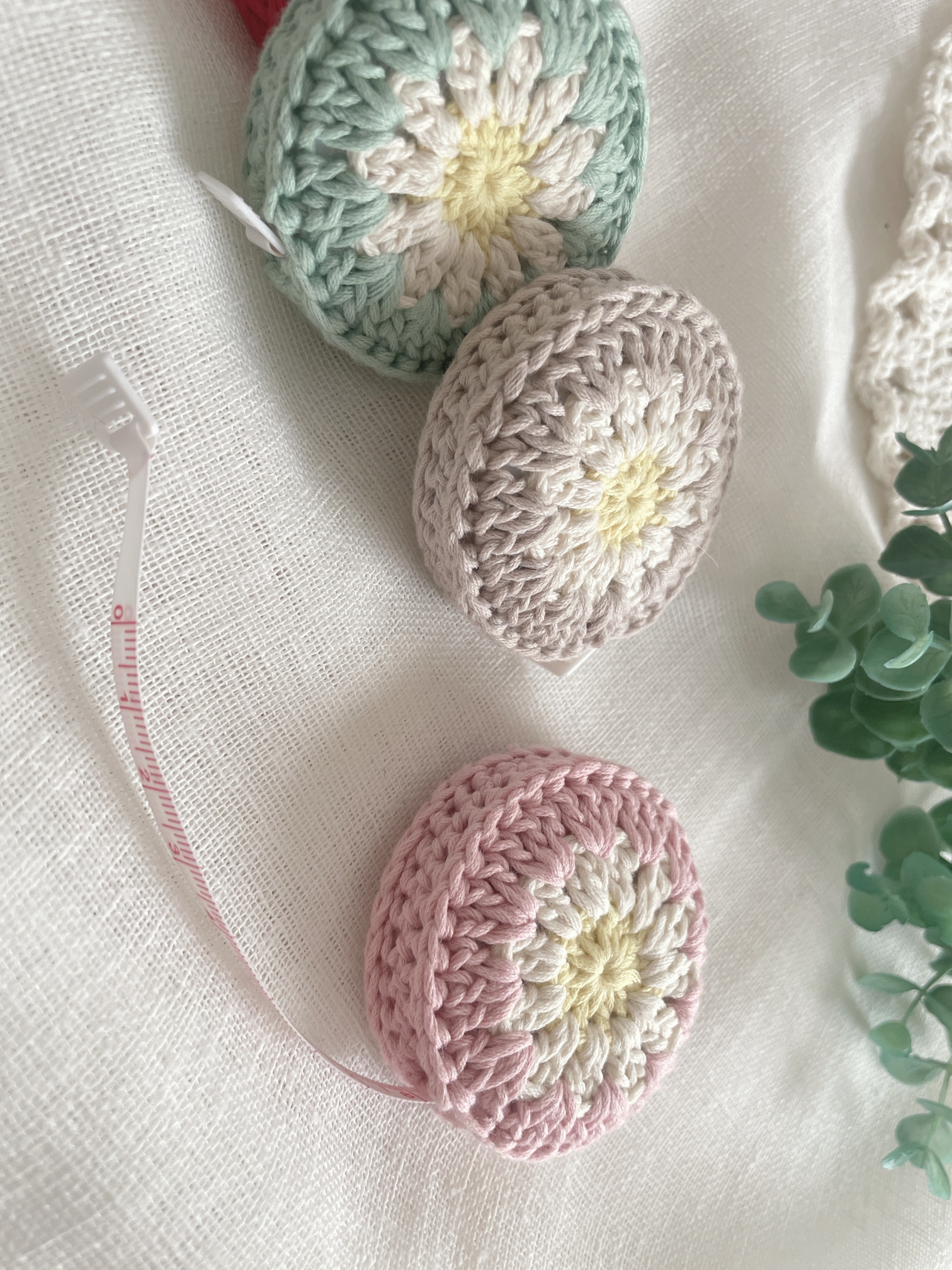 花模様の編みくるみメジャーの作り方