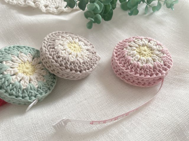 花模様の編みくるみメジャーの作り方