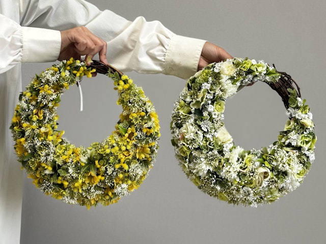 100円ショップの造花で作る三日月リースの作り方