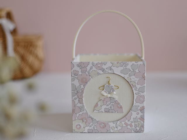 カルトナージュで作る☆ドレスでおめかしバスケット(ミニチュアハンガーレッスン付き)