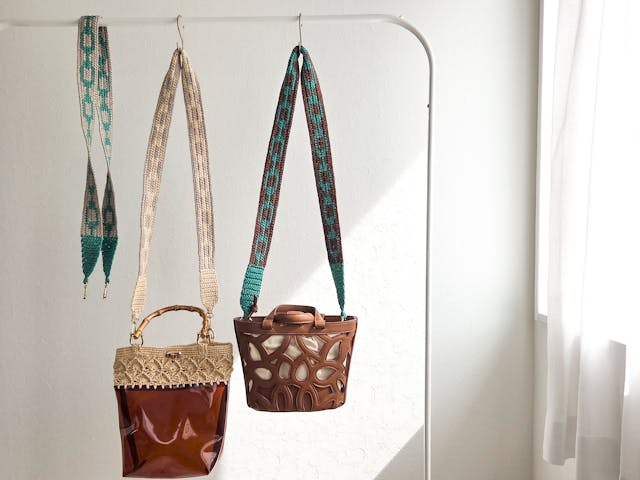 リズミカルな編み込み模様を楽しむ│ショルダーストラップの編み方レッスン