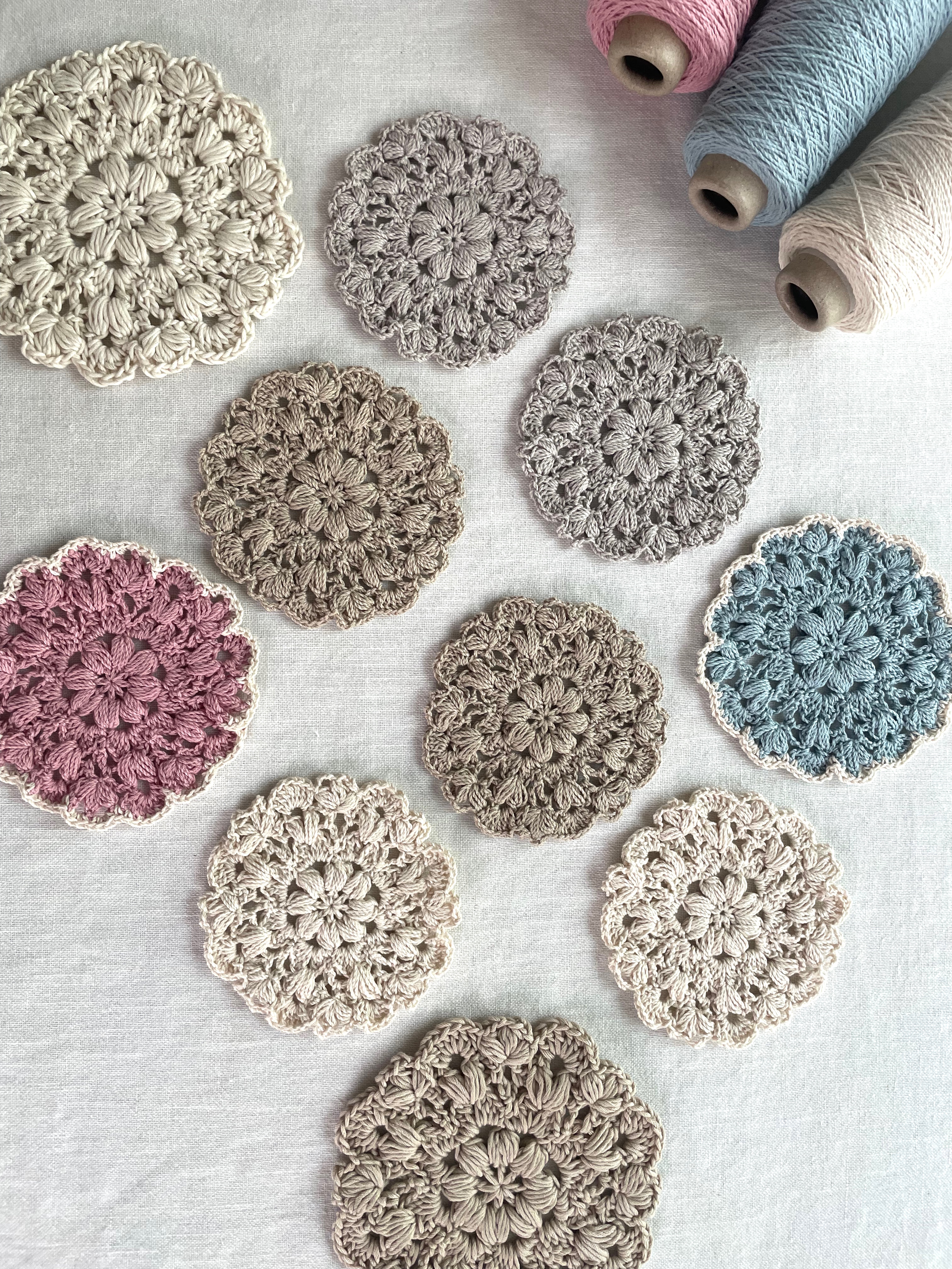 〈かぎ針編み〉レース糸で編む花モチーフコースターの編み方の紹介画像1