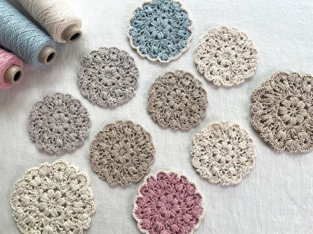 〈かぎ針編み〉レース糸で編む花モチーフコースターの編み方