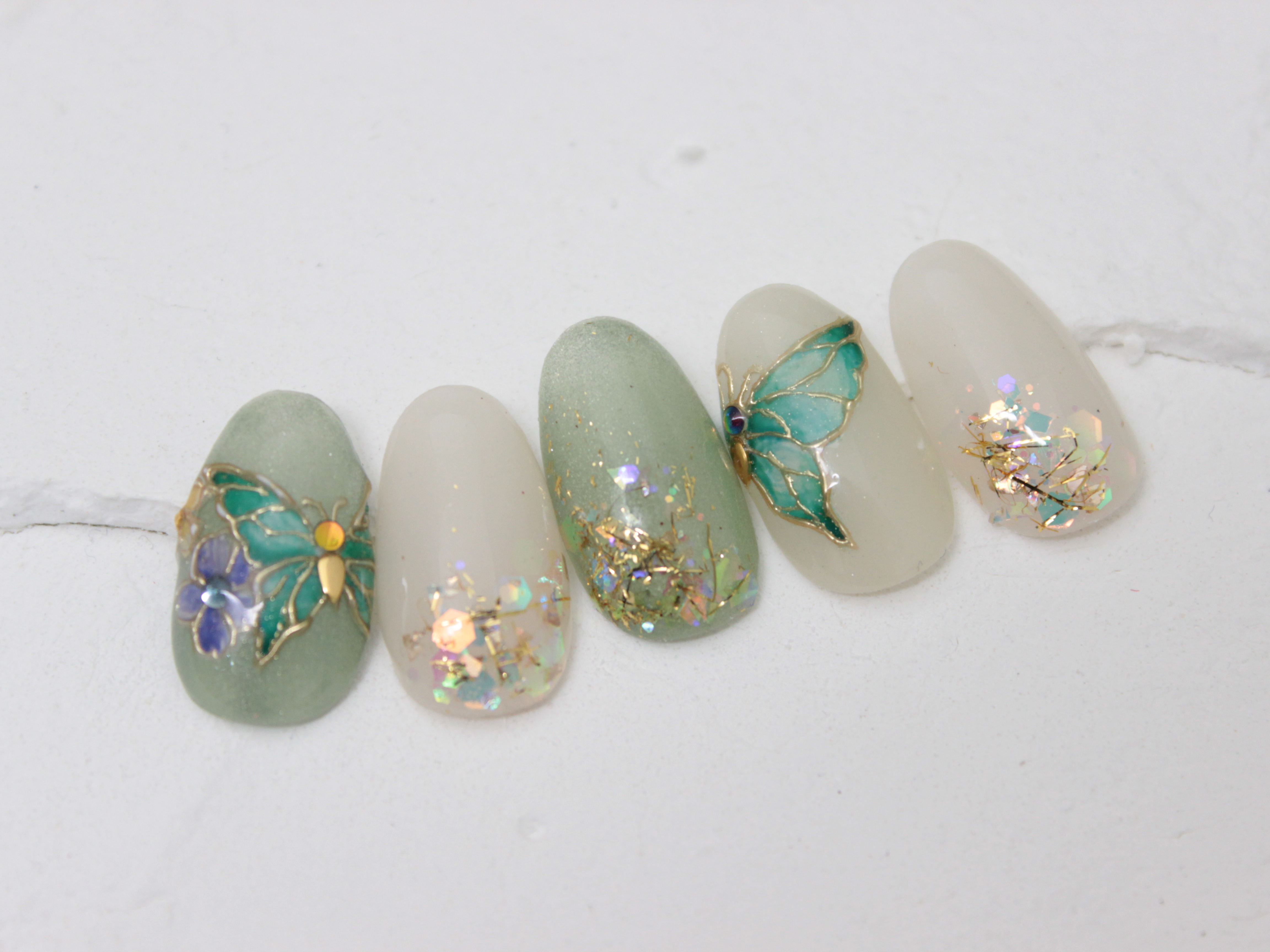 ステンドグラスのような蝶々のネイルの作り方の紹介画像1