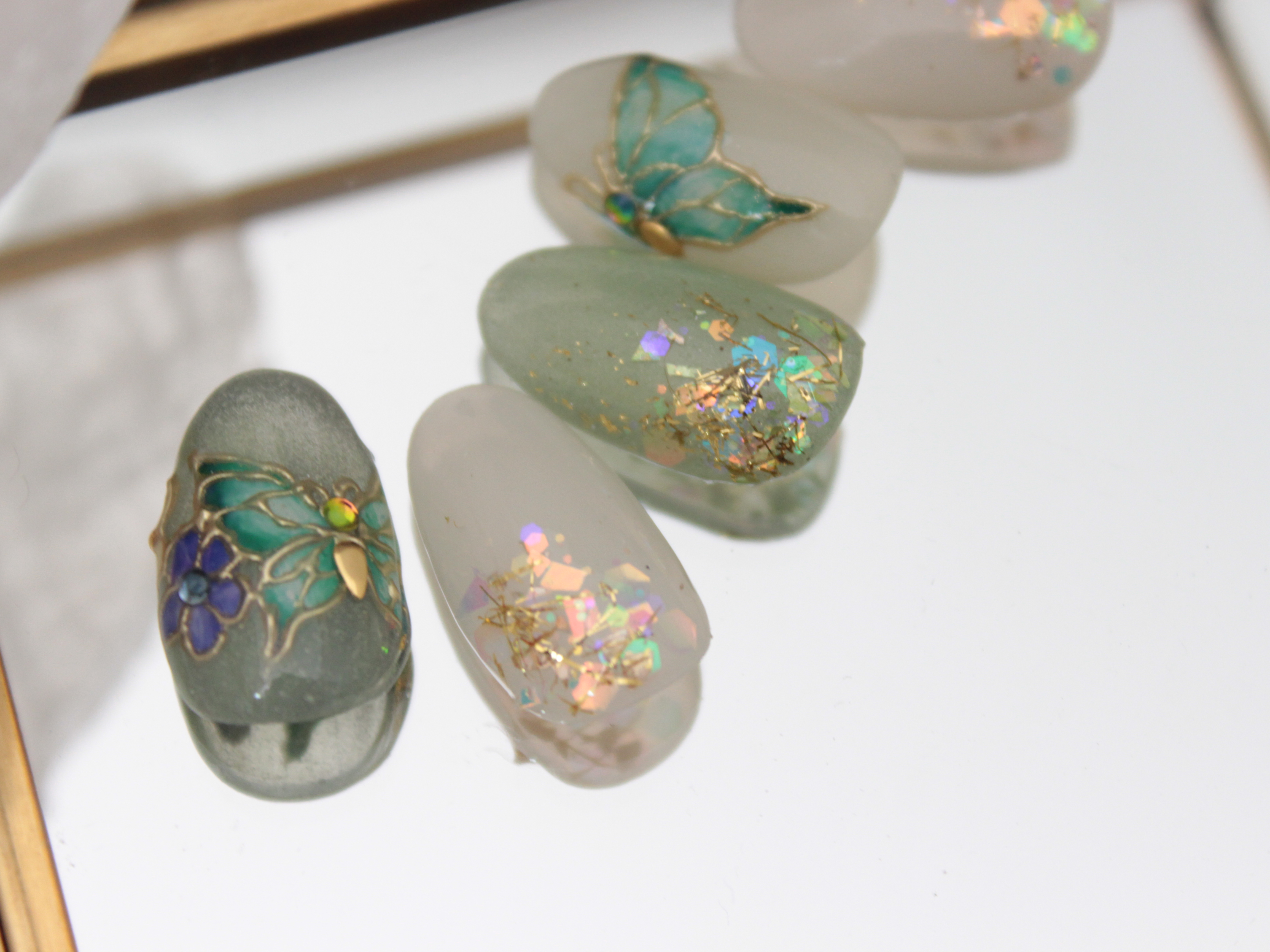 ステンドグラスのような蝶々のネイルの作り方の紹介画像2