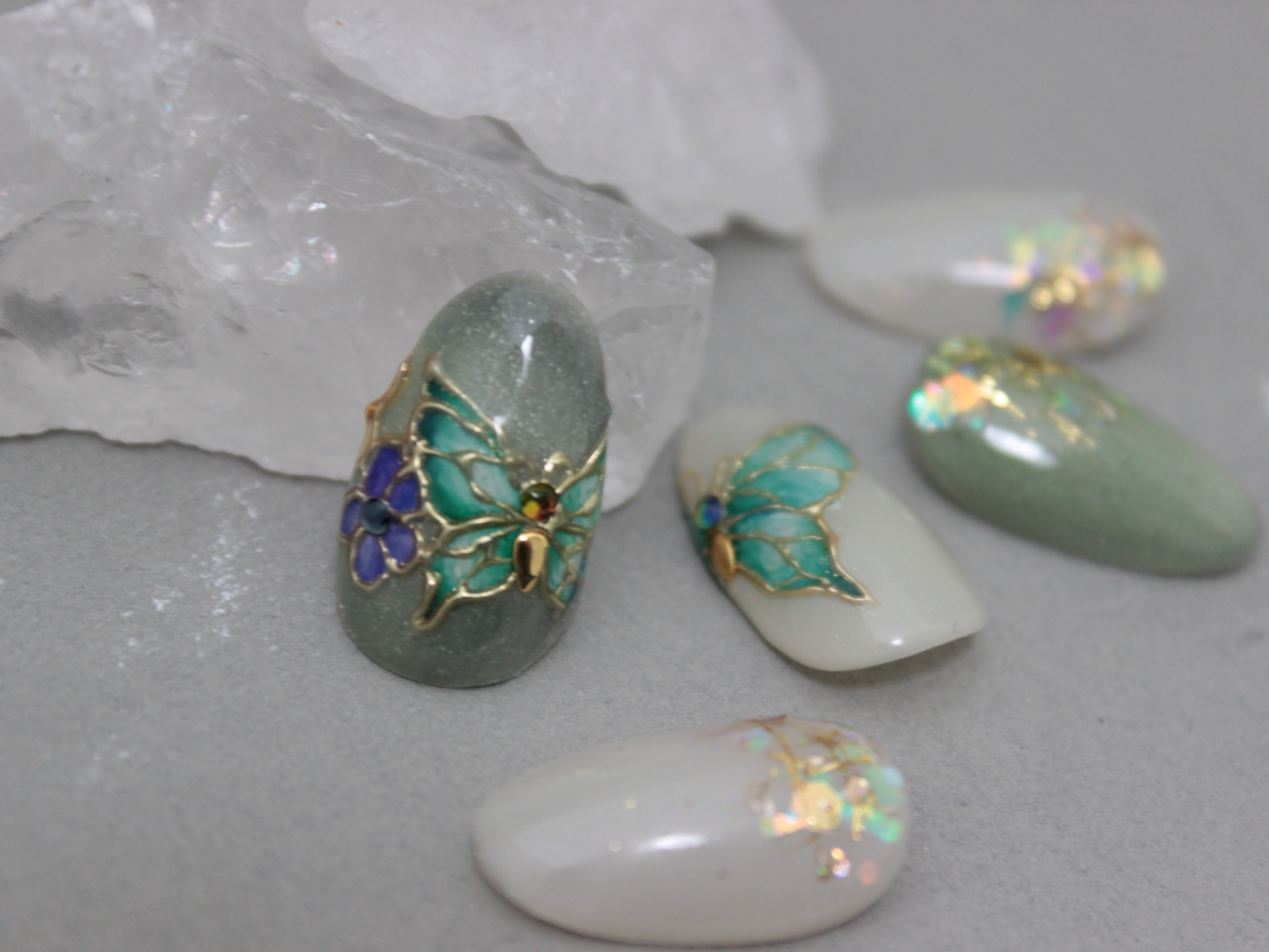 ステンドグラスのような蝶々のネイルの作り方の紹介画像3