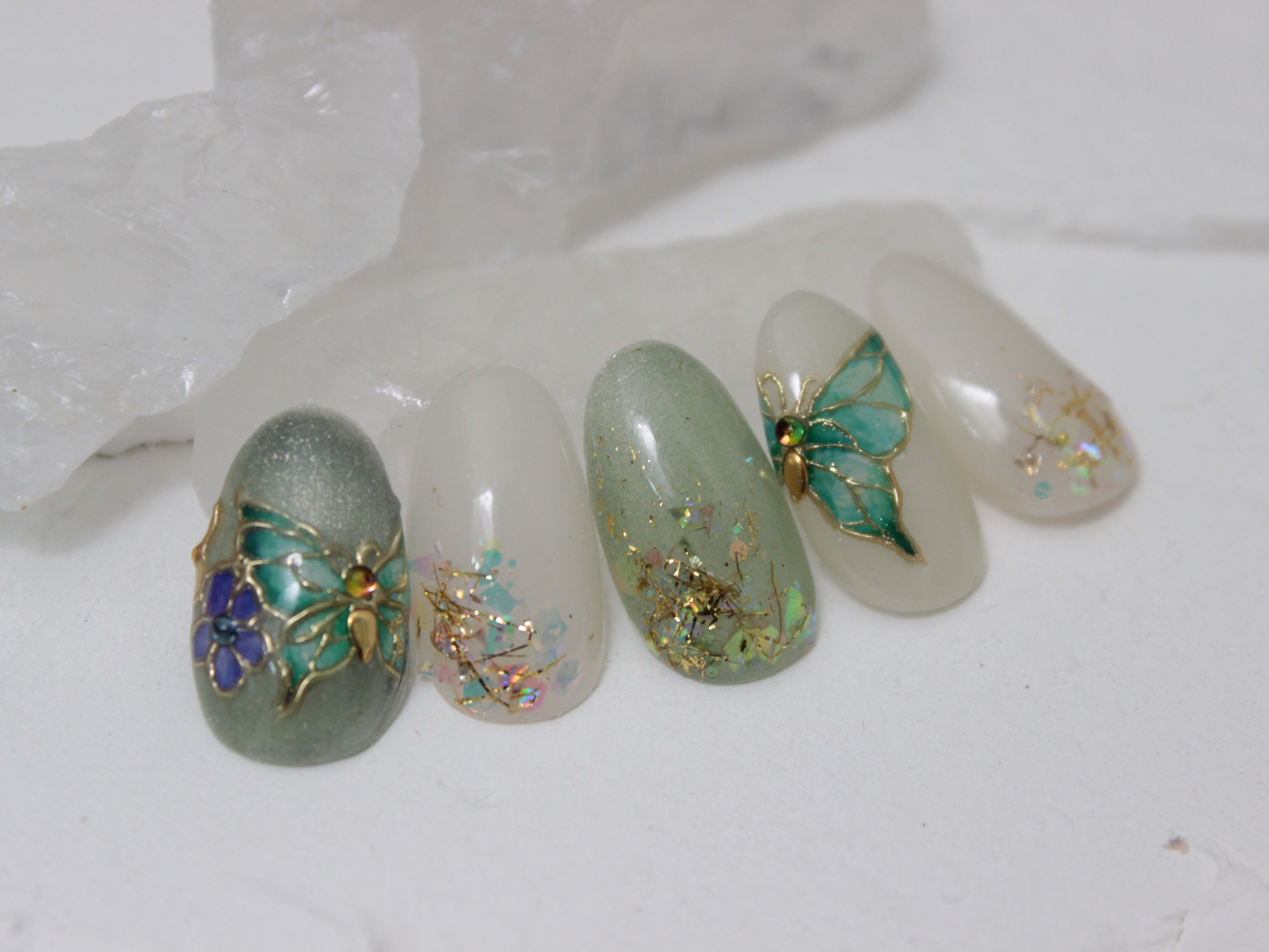 ステンドグラスのような蝶々のネイルの作り方の紹介画像4