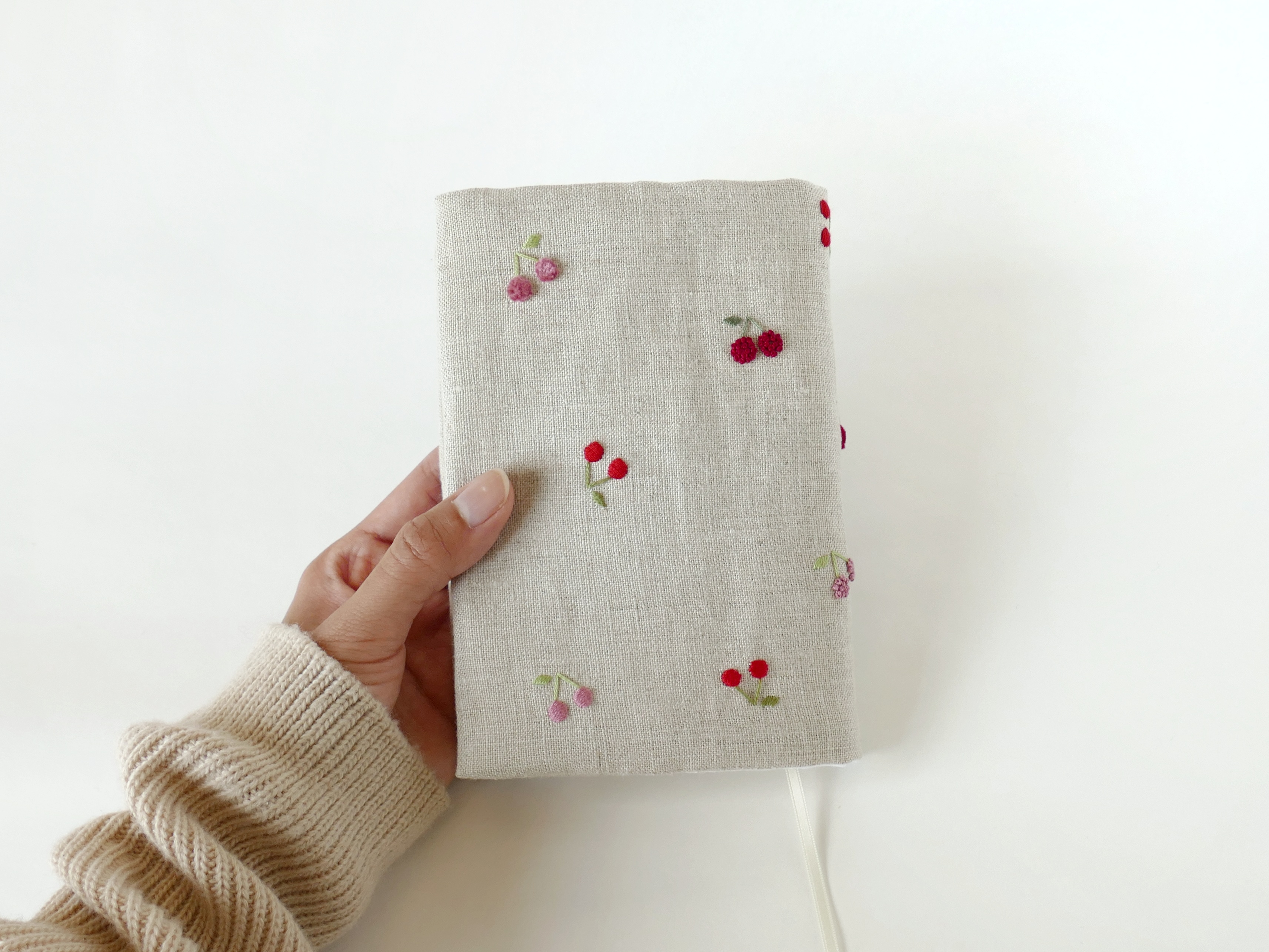 ３種類のステッチで作るさくらんぼのブックカバーの紹介画像1