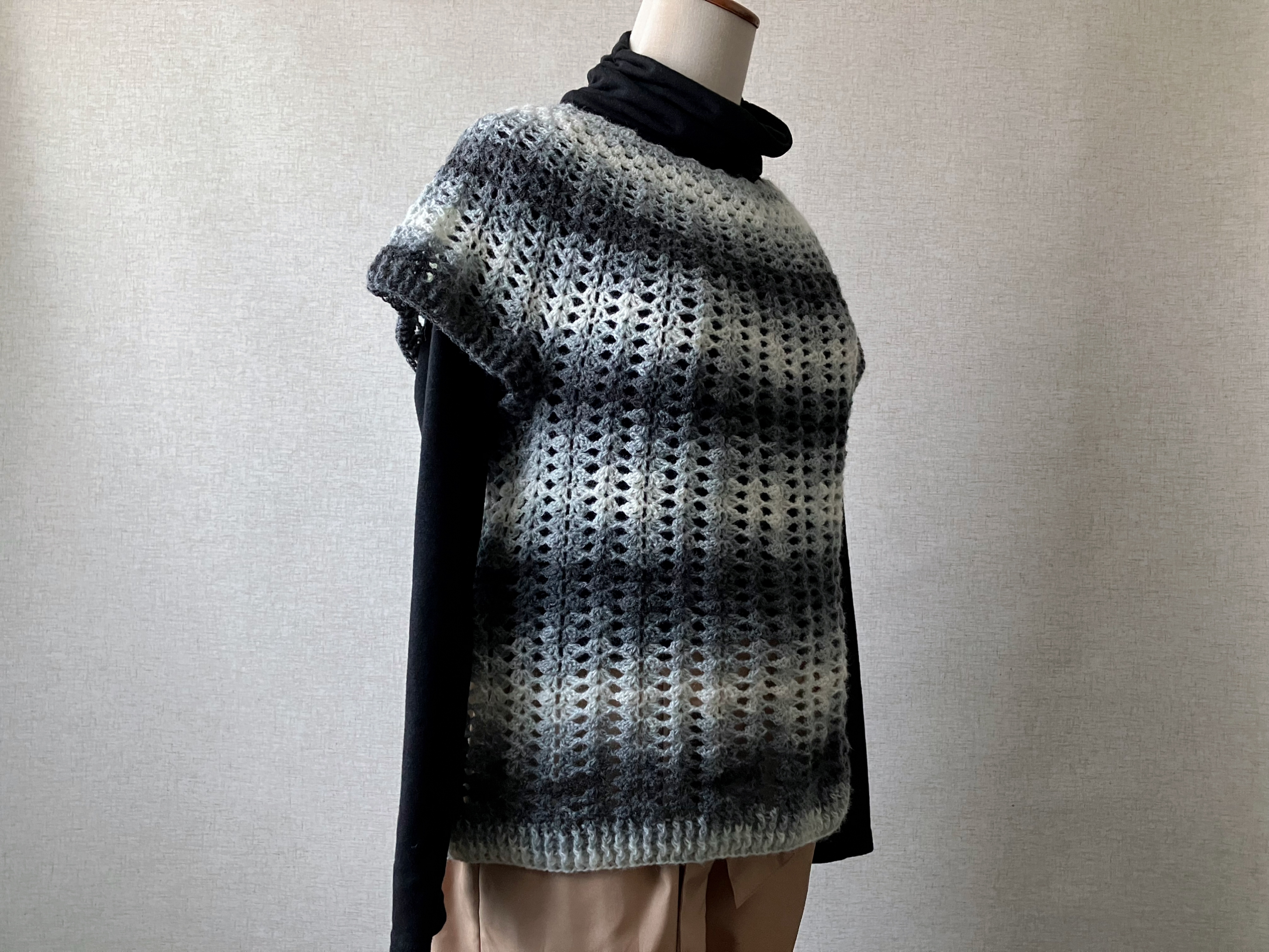 【PDF編み図付き】丸ヨークのポートネックベストの編み方の紹介画像1