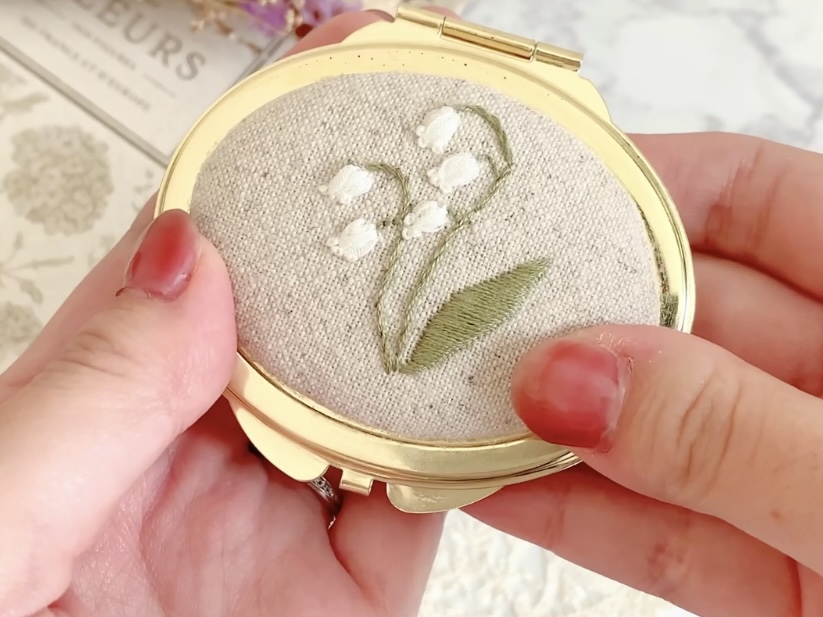 すずらんの刺繍とミラーへの仕立て方レッスンの紹介画像1