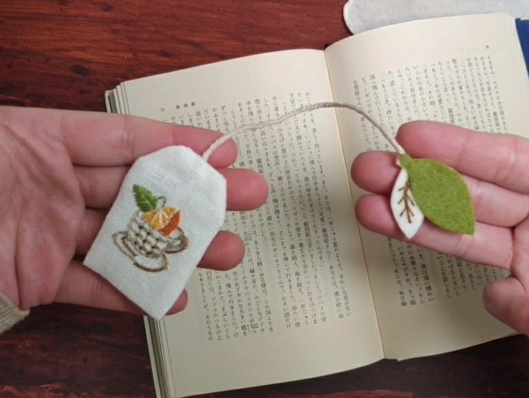 ティーバッグ風＊刺しゅうのブックマーク（元気が出る レトロオレンジティー）の紹介画像1