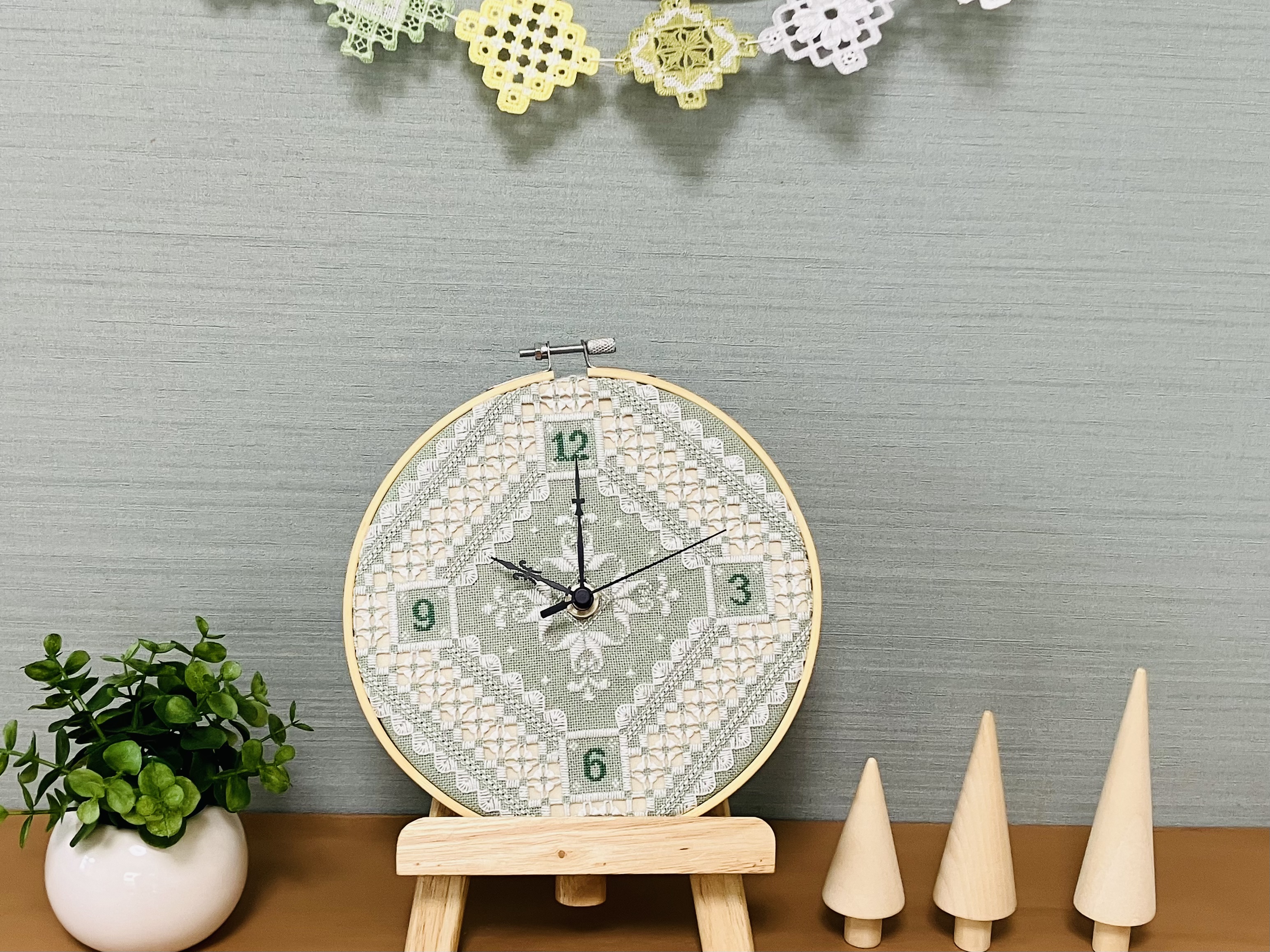 ハーダンガー刺繍で作る刺しゅう時計の紹介画像1