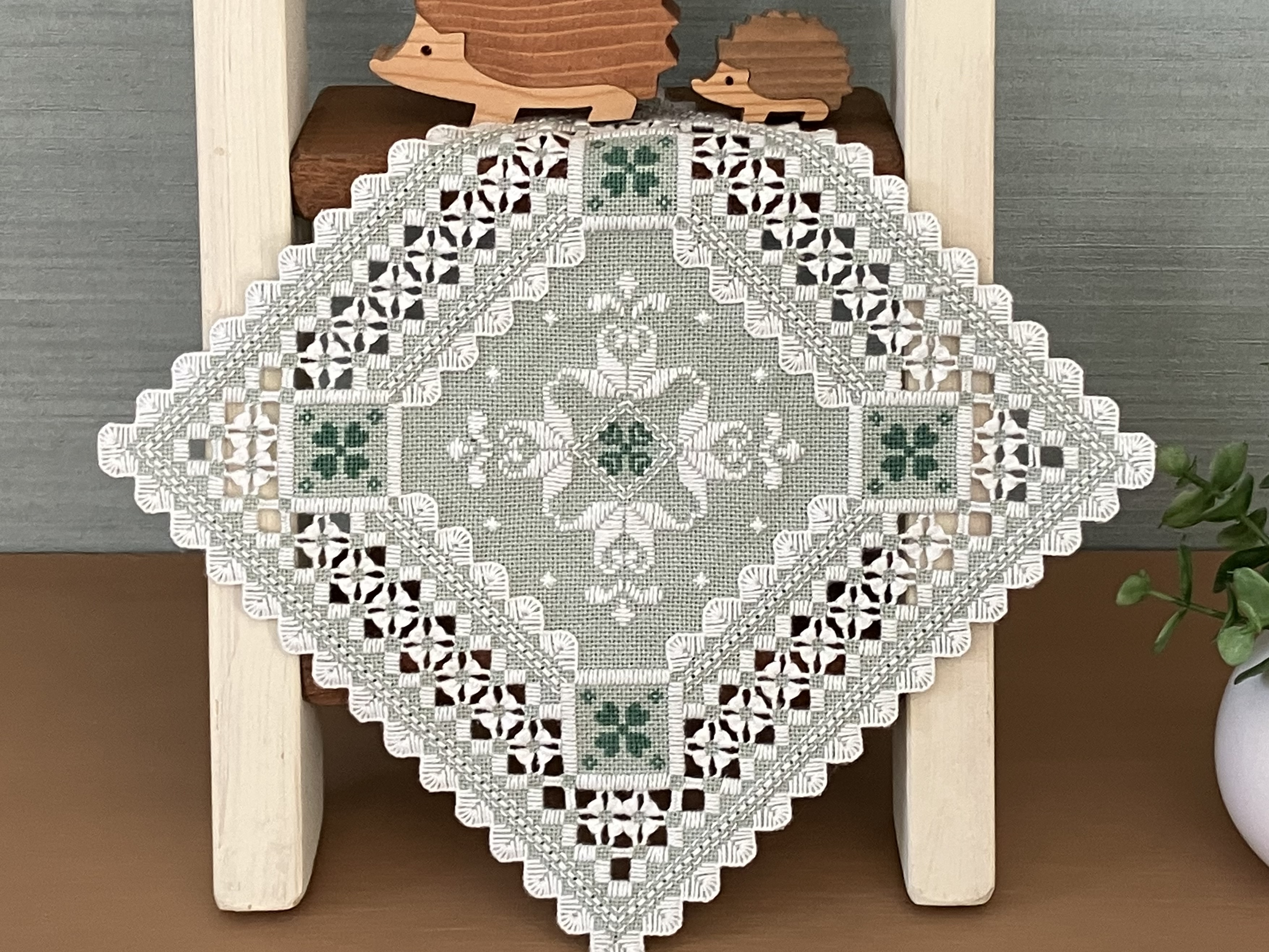 1回完結レッスン】ハーダンガー刺繍で作る刺しゅう時計 | FANTIST