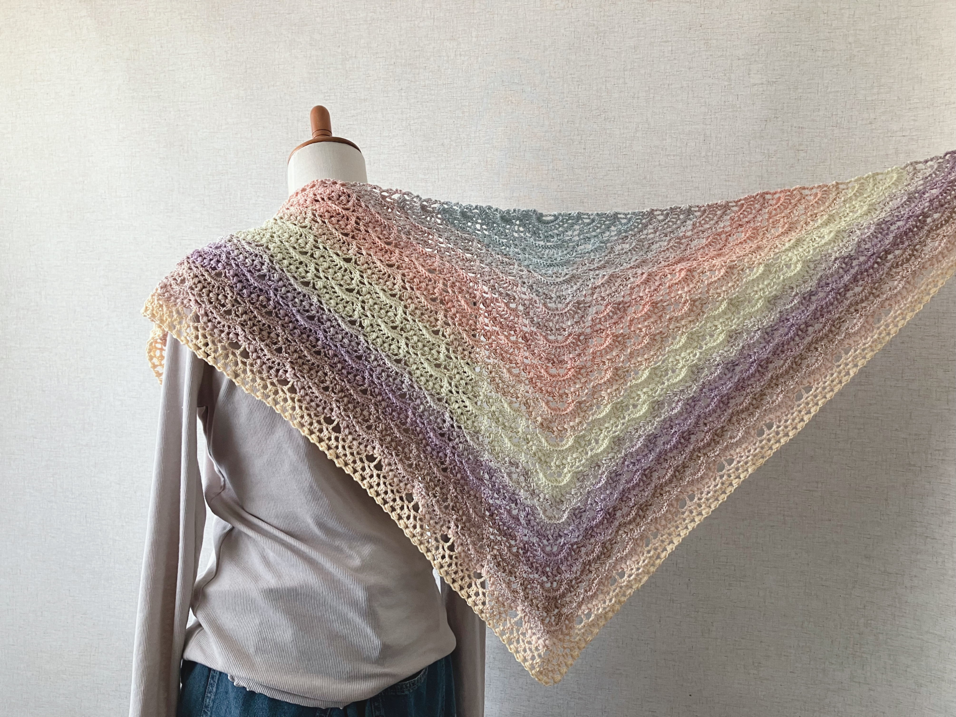 【PDF編み図付き】玉編み扇模様のグラデーション三角ストールの編み方の紹介画像1