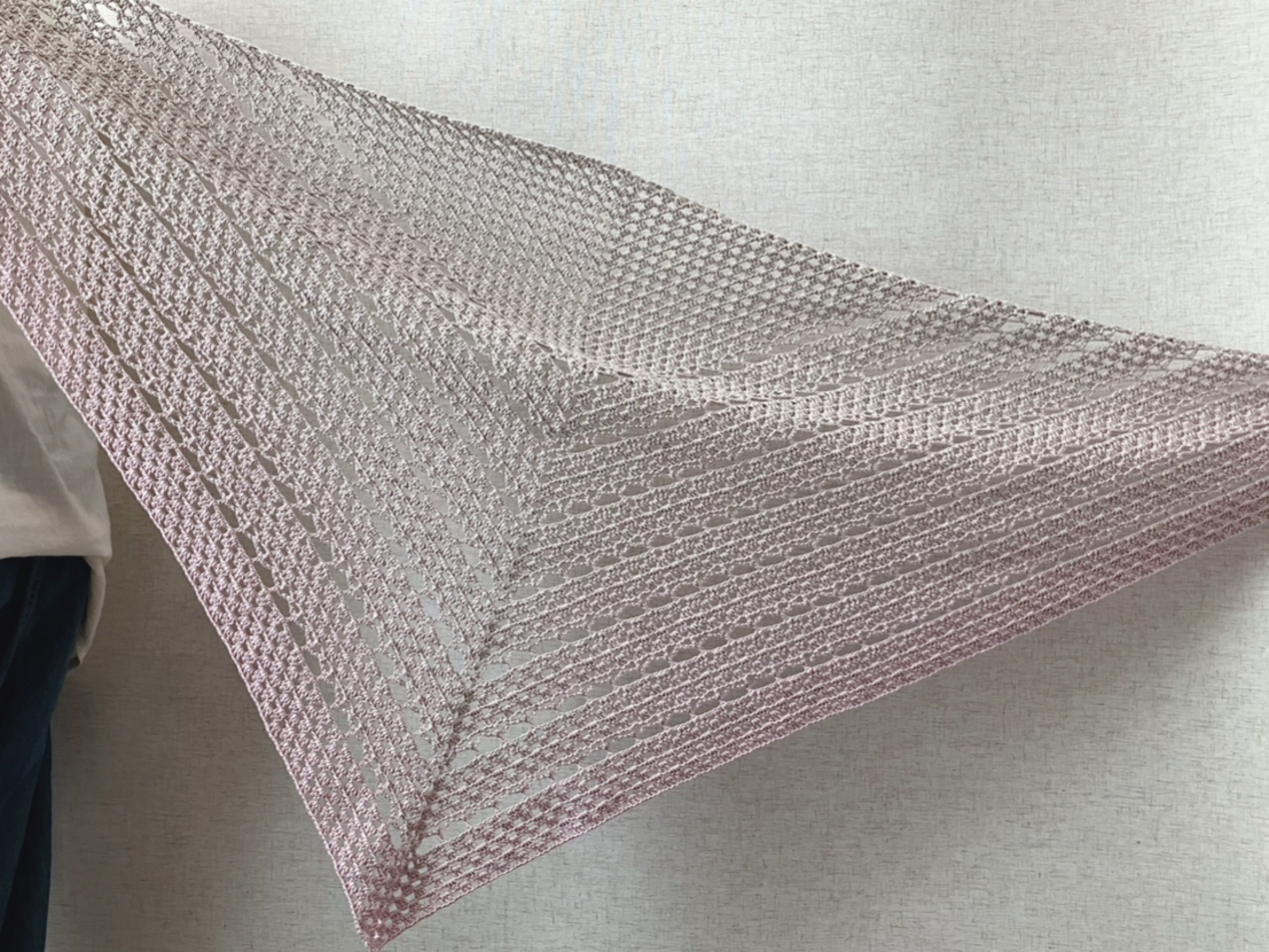 【PDF編み図付き】シンプル透かし柄の三角ストールの編み方の紹介画像1