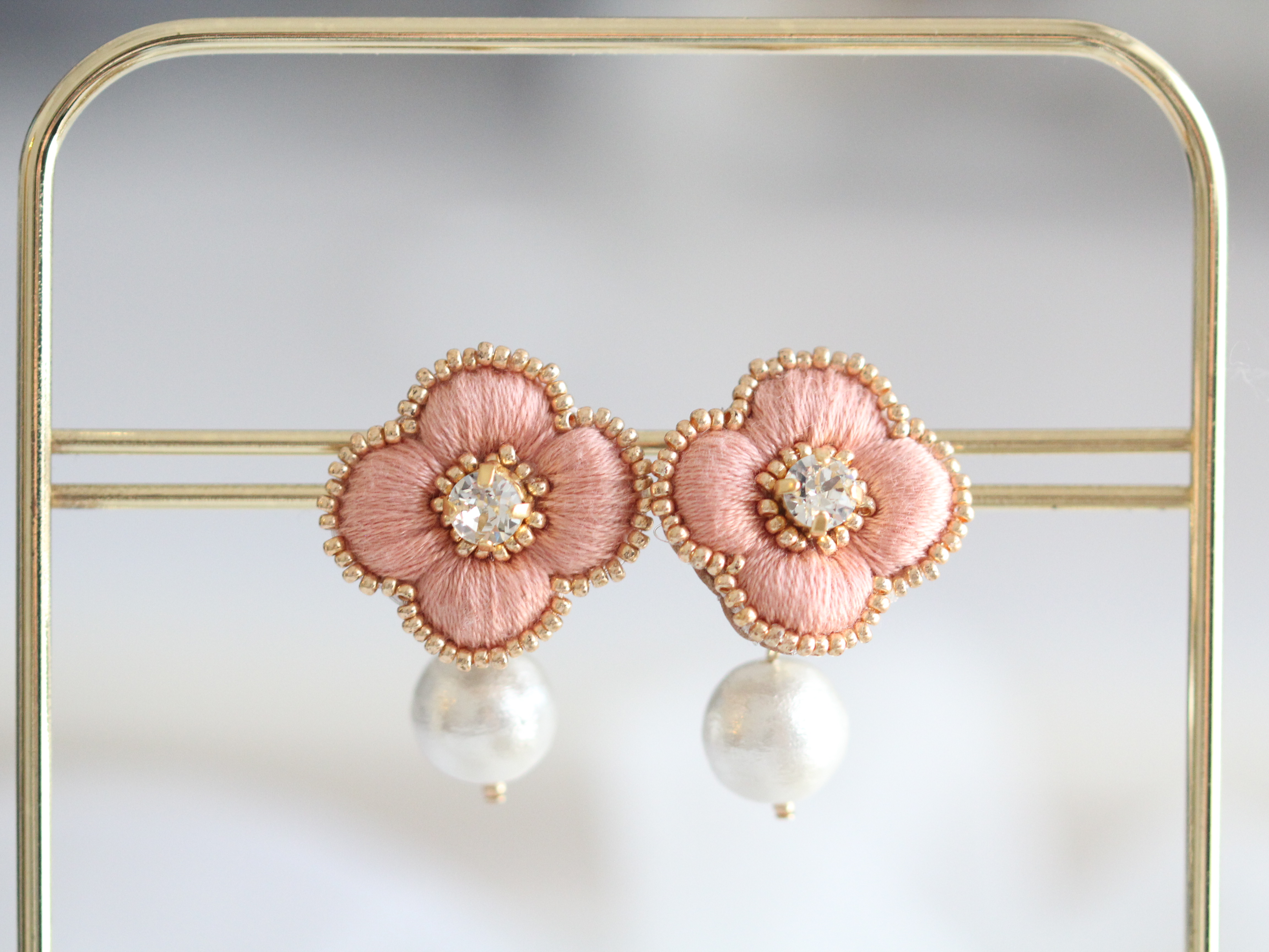 ふっくらキラキラとしたお花のアクセサリーが作れる！～初めての刺繍アクセサリーレッスン～の紹介画像1