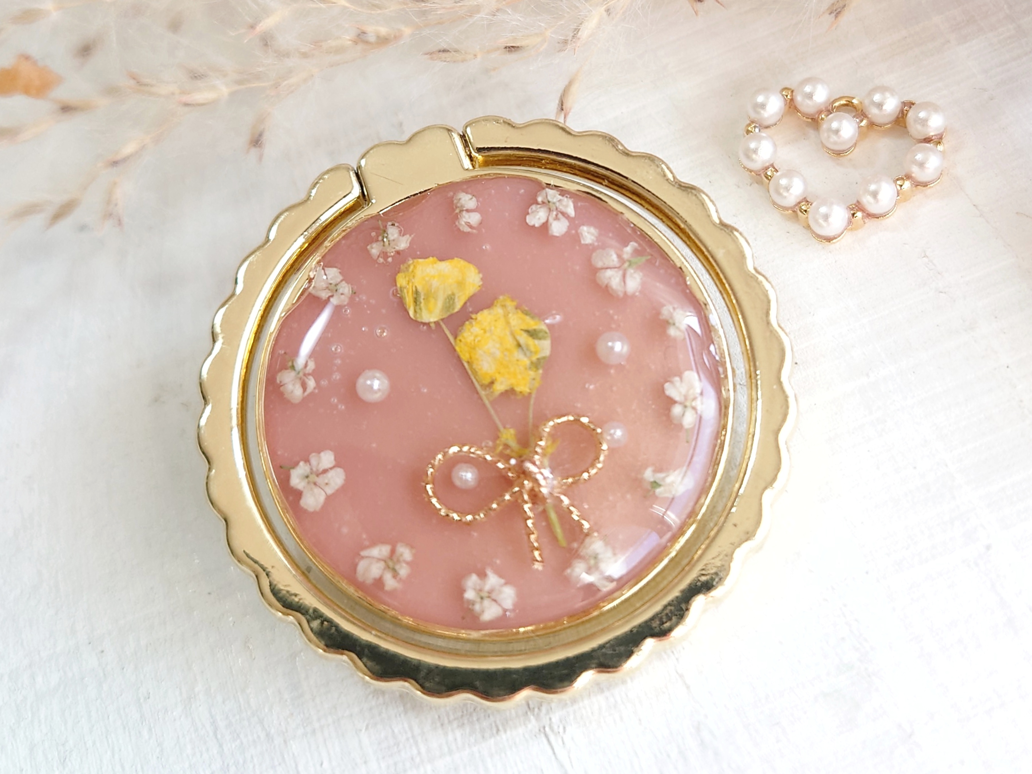 【レジンで作る】簡単お花のスマホリングの作り方の紹介画像1