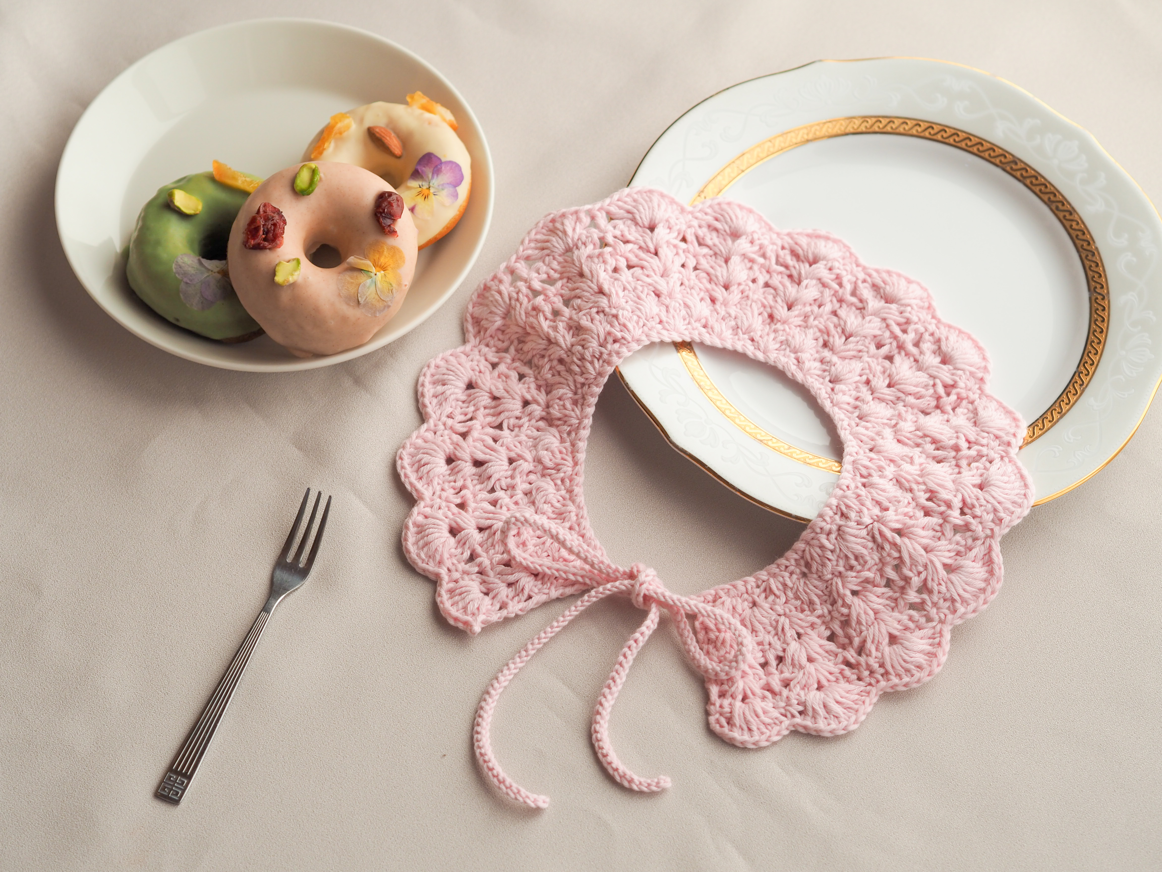 かぎ針で編むフラワーつけ襟スタイの編み方の紹介画像1