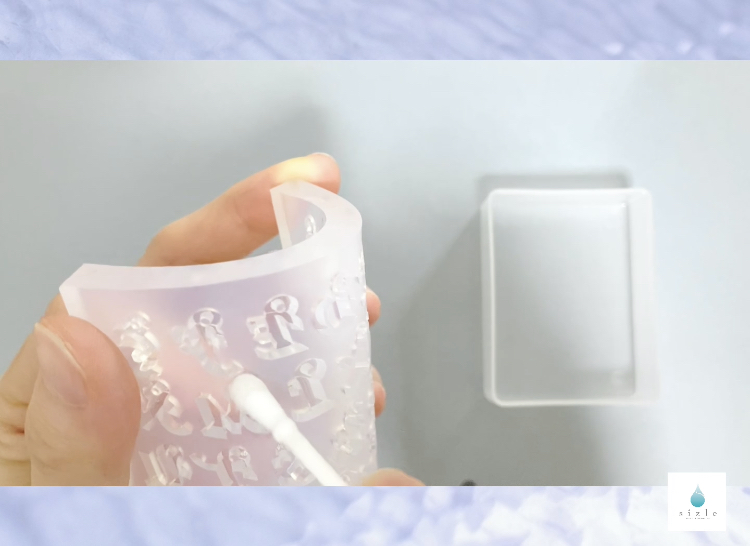 シリコンモールドを使ったアルファベットチャームの作り方の紹介画像1