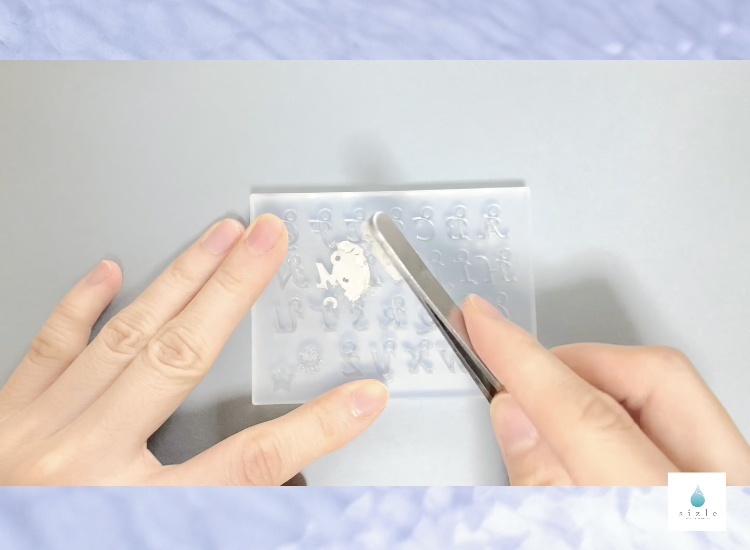 シリコンモールドを使ったアルファベットチャームの作り方の紹介画像2